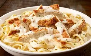 CLASSIC ENTREES Chicken Alfredo